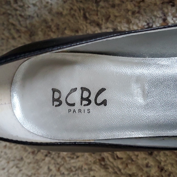 BCBG 8 1/2 black heels - Picture 3 of 11